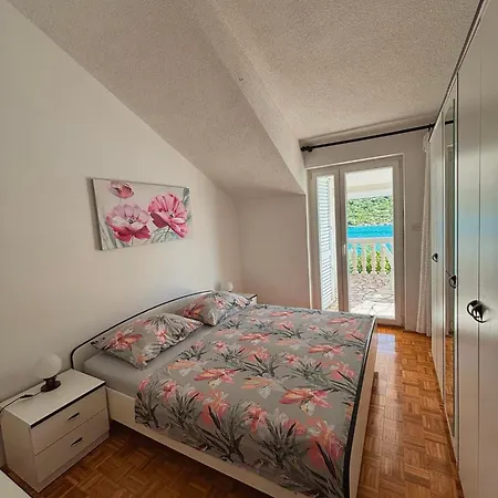 Apartment Seafront With Large Terrace - Quiet & Peaceful Rogoznica (Sibenik-Knin)